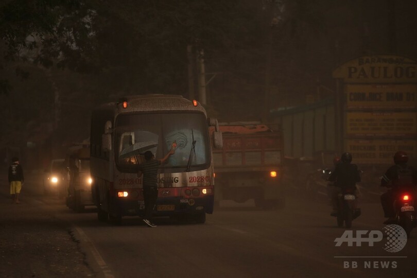 比マヨン山から巨大な雲、「危険な噴火」警戒し4万人超避難