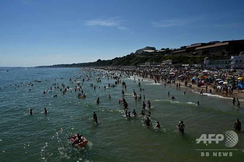 英国で今年一番の暑さ、ビーチに観光客殺到 「来ないで」と地元当局