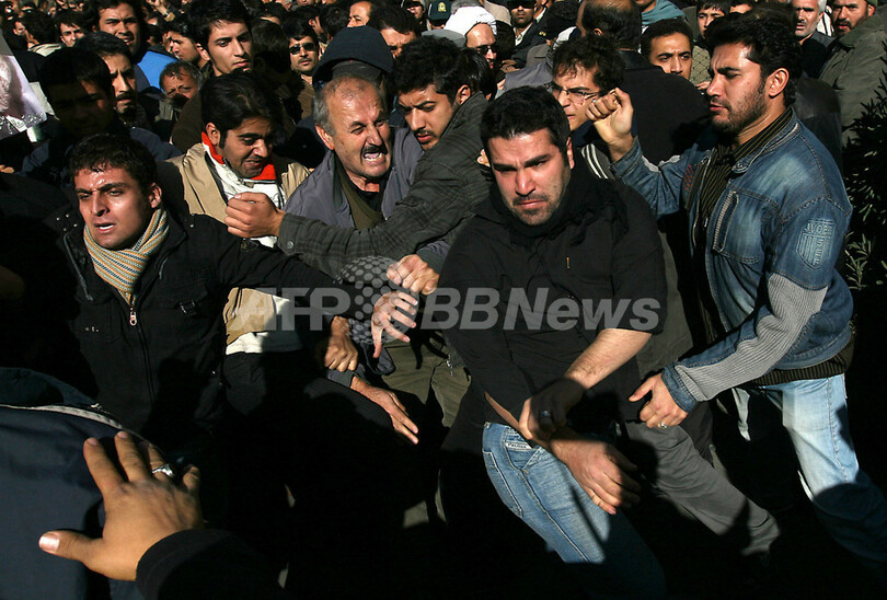 イラン改革派、追悼行事で警官隊と衝突 50人以上拘束
