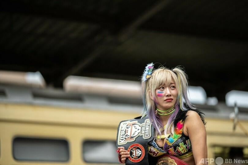 史上初「都電プロレス」開催 車内でレスラーが激闘