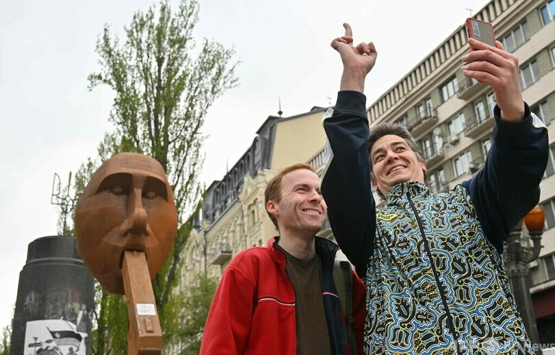 「拳銃」くわえたプーチン像、ウクライナ首都に設置