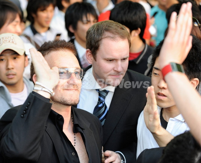 「U2」のボノさんが慶応大学で講演、「2国間援助だけでは不十分」 「U2」のボノさんが慶応大学で講演、「2国間援助だけでは不十分」