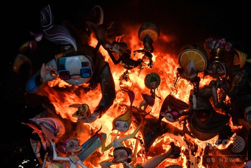 バレンシアで火祭り 巨大像燃える 写真10枚 国際ニュース Afpbb News