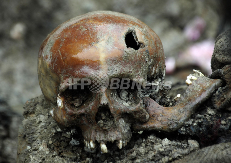 ボスニア紛争でのイスラム教徒大量虐殺から12年、3万人が集まり追悼集会 ボスニア紛争でのイスラム教徒大量虐殺から12年、3万人が集まり追悼集会