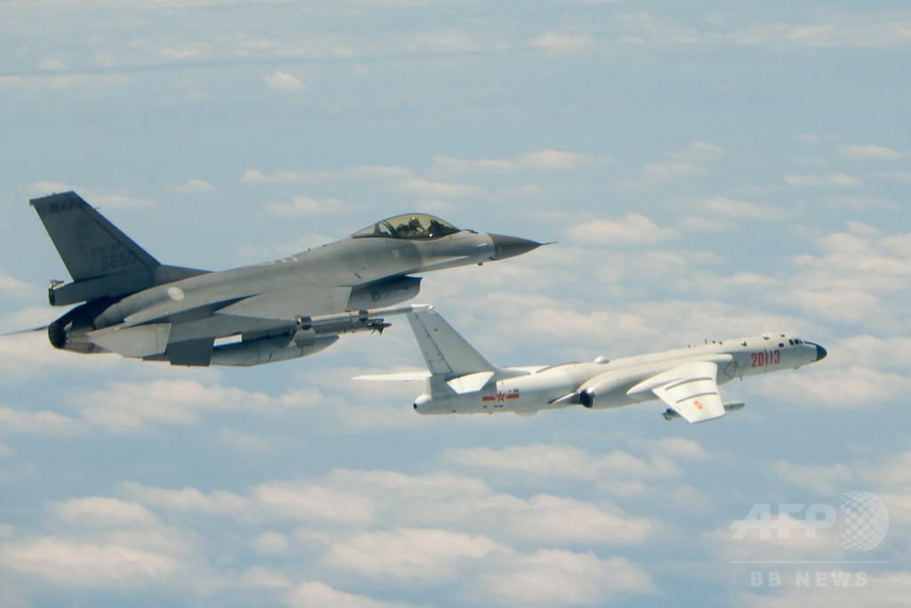 中国空軍の爆撃機が初めて南シナ海の島に着陸 中国空軍の爆撃機が初めて南シナ海の島に着陸