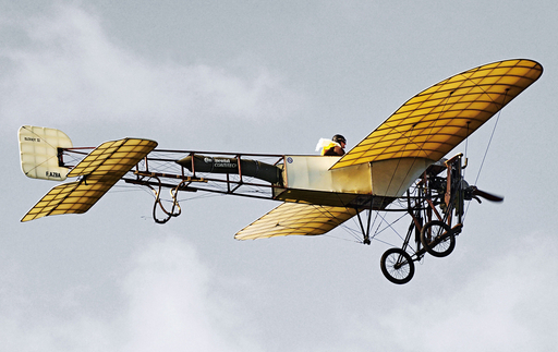 ブレリオ11」復元機がドーバー海峡を横断、初の海峡横断飛行100周年を 