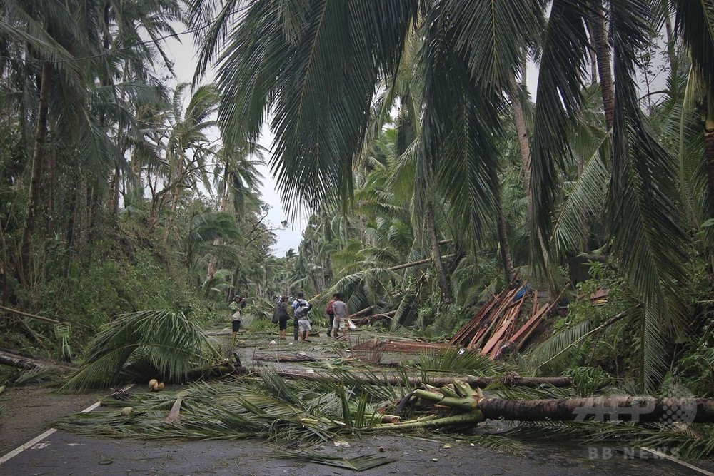Девушка на море в филиппинах. Погода на филиппинах в октябре. Филиппины температура. Погода на филиппинах в октябре. Тайфун на филиппинах.