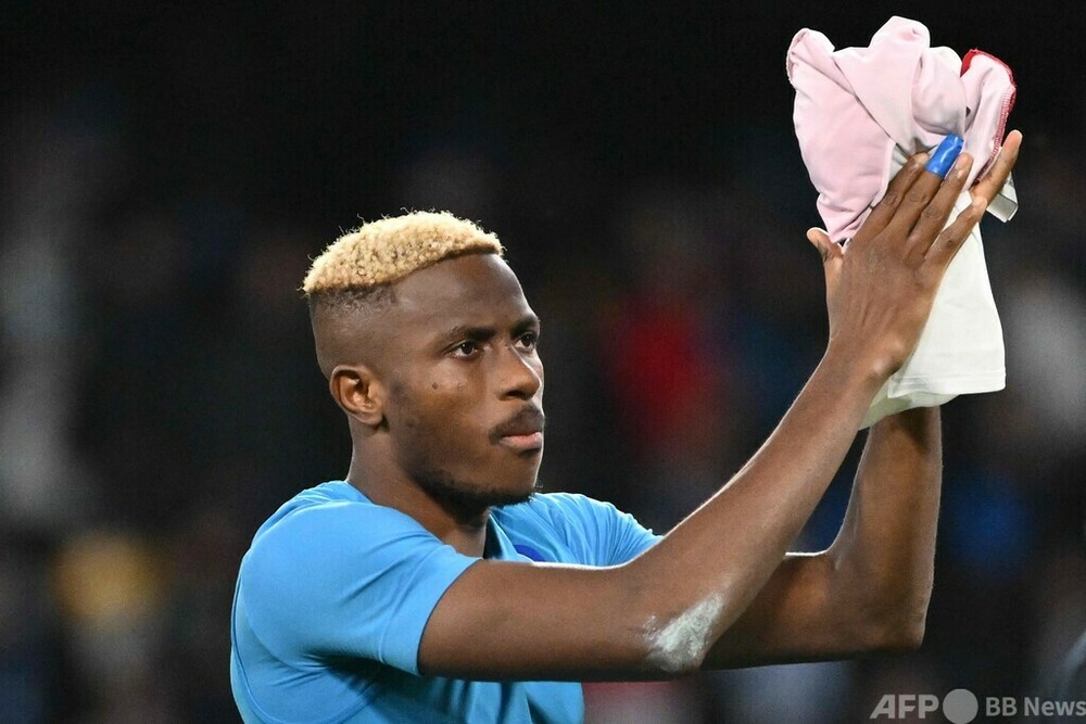 オシムヘンがナポリと契約延長 2026年まで 写真1枚 国際ニュース