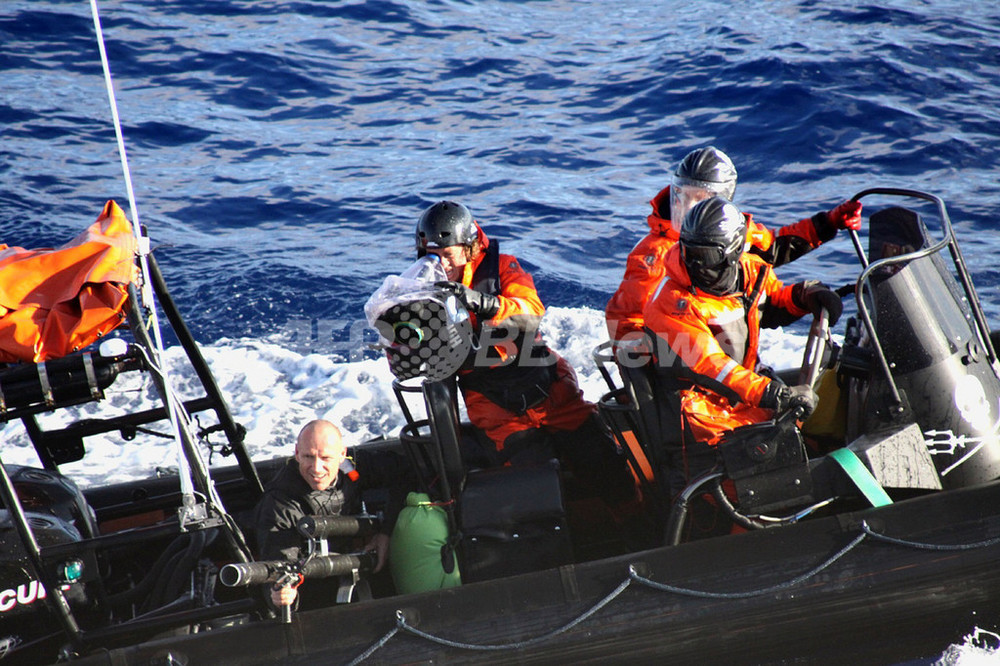 シー シェパード 酪酸入り瓶を発射 3人軽傷 写真3枚 国際ニュース Afpbb News