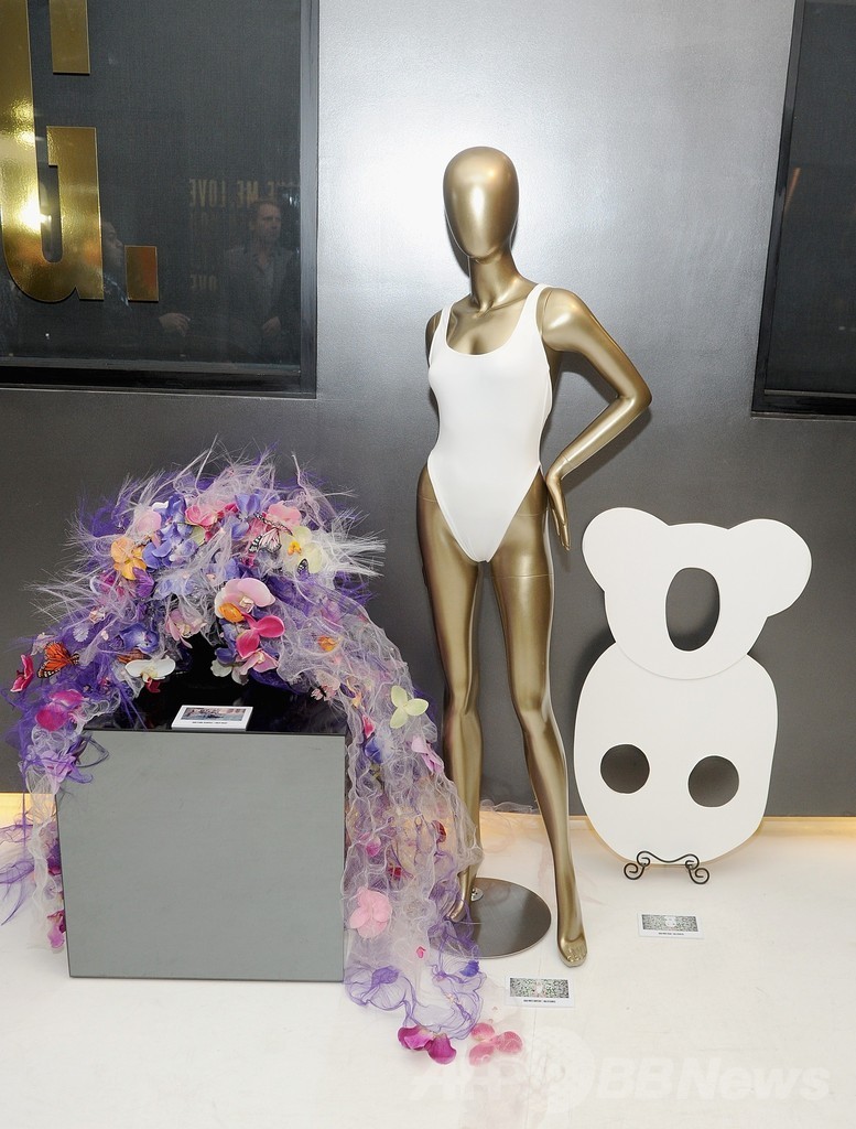ニューヨークのホテルでレディー・ガガの衣装など展示