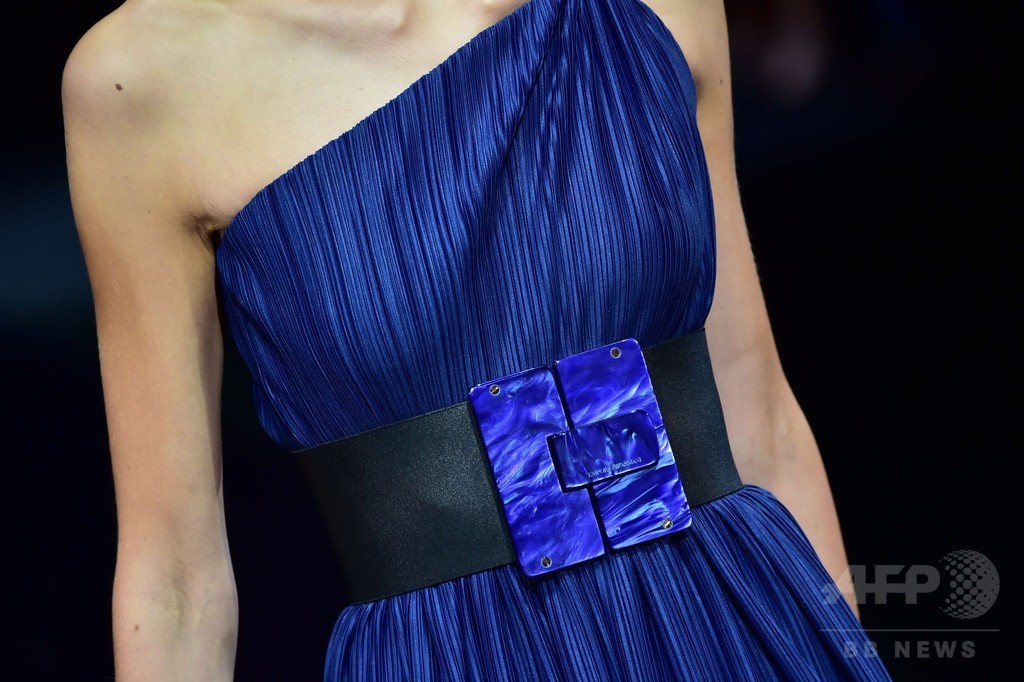 様々なブルーを織り交ぜて、「エンポリオ アルマーニ」15年春夏