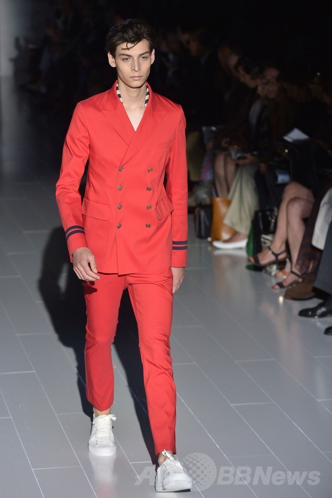 ストライプの差し込み具合で新たなマリンルック表現、「グッチ」15年春夏メンズ