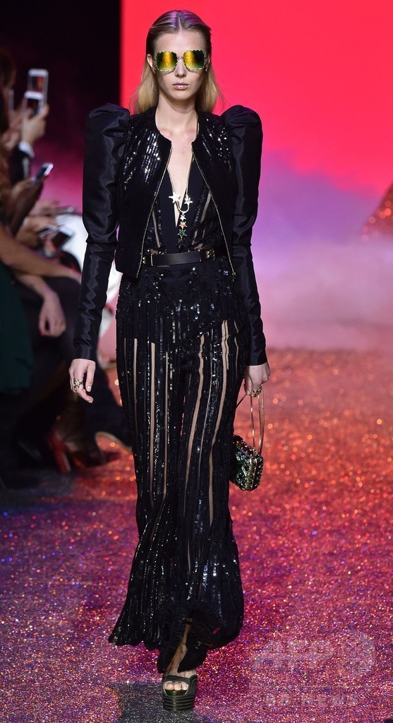 「エリー・サーブ」17年春夏