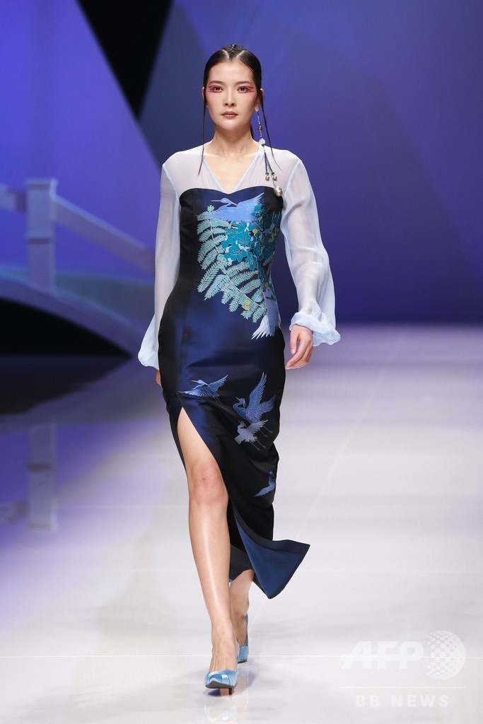 中国ファッションウィーク開催、地元デザイナーらが新作