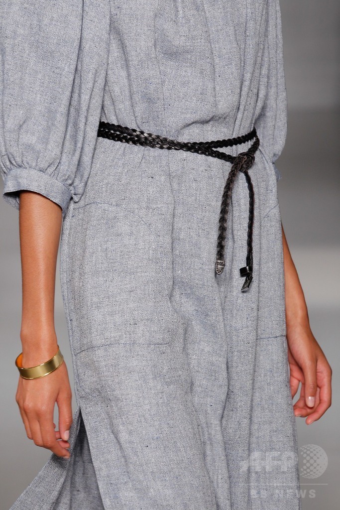 膝下丈のスカートでエレガントに、「ジル・スチュアート」15年春夏