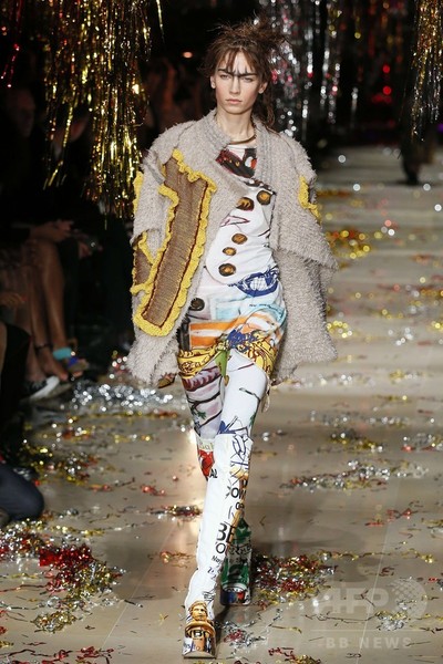 「ユニセックス」にまとう服、「ヴィヴィアン・ウエストウッド ゴールドレーベル」15/16秋冬