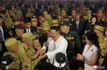 北朝鮮の平壌で開かれた朝鮮戦争の「戦勝記念日」を祝う式典で、退役軍人らと握手を交わす金正恩総書記。朝鮮中央通信（KCNA）提供（2022年7月27日撮影、28日公開）。(c)AFP PHOTO/KCNA VIA KNS