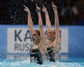 第15回世界水泳選手権（15th FINA World Championships）は21日、スペイン・バルセロナ（Barcelona）でシンクロナイズドスイミングのデュエット・テクニカルルーティン（TR）が行われ、ロシアのスベトラナ・ロマシナ（Svetlana Romashina）／スベトラナ・コレスニチェンコ（Svetlana Kolesnichenko）組が優勝した。

デュエットTR決勝の演技に臨むロシアのスベトラナ・ロマシナ／スベトラナ・コレスニチェンコ組（2013年7月21日撮影）。(c)AFP/JAVIER SORIANO