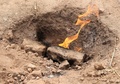 地面のくぼみからは大小10か所の炎が上がっている（2017年11月13日撮影）。(c)CNS/周毅