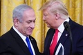 米首都ワシントンのホワイトハウスで、イスラエルのベンヤミン・ネタニヤフ首相（左）と共に中東和平案を公表したドナルド・トランプ米大統領（2020年1月28日撮影）。(c)MANDEL NGAN / AFP