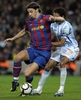 09-10スペイン1部リーグ第24節、FCバルセロナ（%%FC Barcelona%%）対マラガ（%%Malaga CF%%）。試合はバルセロナが2-1で勝利した。写真はマラガのウェリグトン（%%Robson Weligton%%）のマークを背にボールをキープするFCバルセロナのズラタン・イブラヒモビッチ（%%Zlatan Ibrahimovic%%）。（2010年2月27日撮影）(c)AFP/LLUIS GENE
