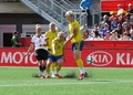 女子サッカーW杯カナダ大会・決勝トーナメント1回戦、ドイツ対スウェーデン。先制ゴールを決めるドイツのアーニャ・ミッターク（左、2015年6月20日撮影）。(c)AFP/Getty Images/Andre Ringuette