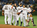 第3回ワールド・ベースボール・クラシック（2013 World Baseball Classic、WBC）は12日、東京で2次ラウンドの1位決定戦が行われ、大会3連覇を狙う日本は10-6でオランダを下し、2次ラウンド首位通過を決めた。

試合に勝利し喜び合う日本の選手（2013年3月12日撮影）。(c)AFP/KAZUHIRO NOGI