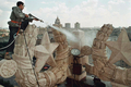 モスクワ（Moscow）のウクライナ・ホテル（Ukraina Hotel）にある旧ソビエトの星の像を掃除する市職員。（1997年7月撮影）(c)AFP/ALEXANDER NEMENOV