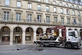 強盗被害に遭ったフランス・パリ（Paris）中心部の高級宝飾店前から撤去される、犯行に使われた車（2013年9月9日撮影）。(c)AFP/MIGUEL MEDINA