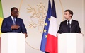 フランス・パリの大統領府で共同記者会見に臨むエマニュエル・マクロン大統領（右）とセネガルのマッキ・サル大統領（2022年2月17日撮影）。(c)Ian LANGSDON / POOL / AFP