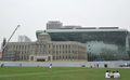ソウル市庁舎の本館（手前）と、建設中の新庁舎（2012年5月24日撮影）。(c)AFP/KIM JAE-HWAN