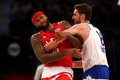 NBAオールスターゲーム2016。シカゴ・ブルズのパウ・ガソルと競るサクラメント・キングスのデマー・デローザン（2016年2月14日撮影）。(c)AFP/Getty Images/Elsa