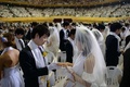 韓国・ソウル（Seoul）の加平（Gapyeong）で行われた統一教会（Unification Church）の合同結婚式に参加した新郎新婦たち（2014年2月12日撮影）。(c)AFP/Ed Jones