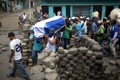 ニカラグア・マサヤのモニンボ地区で、ダニエル・オルテガ政権に対する抗議デモの最中に射殺されたホセ・エステバン・セビージャ・メディナさんのひつぎを運ぶ友人と親族（2018年7月16日撮影）。(c)AFP
