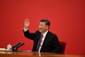 中国の首都北京にある人民大会堂で、ロシアのウラジーミル・プーチン大統領に映像を通して手を振る習近平国家主席（2019年12月2日撮影）。(c)AFP/Noel CELIS