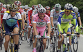 第92回ジロ・デ・イタリア（%%2009 Giro d&apos;Italia%%）第7ステージ（インスブルックからキアヴェンナ、244キロメートル）。チームコロンビア-ハイロード（%%Team Columbia-High Road%%）のエドヴァルド・ボアッソン（%%Edvald Boasson Hagen%%、ノルウェー）が、5時間56分53秒を記録してステージ優勝を飾った。写真は第7ステージに臨むリクイガス（%%Liquigas%%）のイヴァン・バッソ（%%Ivan Basso%%、右）、LPRブレイクス・ファルネーゼヴィーニ（%%LPR Brakes - Farnese Vini%%）のダニーロ・ディルーカ（%%Danilo Di Luca%%、中央）、アスタナ（%%Astana%%）のランス・アームストロング（%%Lance Armstrong%%）。（2009年5月15日撮影）(c)AFP/DAMIEN MEYER