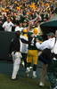 試合を終えファンの声援に応えるパッカーズのQBブレット・ファーヴ（%%Brett Favre%%）。(c)AFP/Getty Images Jonathan Daniel