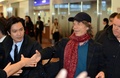 羽田空港の到着ロビーでファンと握手をするザ・ローリング・ストーンズ（The Rolling Stones）のミック・ジャガー（Mick Jagger、2014年2月23日撮影）。(c)AFP/Yoshikazu TSUNO