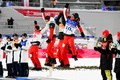 北京冬季五輪、スキージャンプ男子団体。表彰式で金メダル獲得を喜ぶオーストリアの選手（2022年2月14日撮影）。(c)Pierre-Philippe MARCOU / AFP