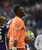 15-16スペイン1部リーグ第6節、レアル・マドリード対マラガ。ボールを手にするマラガのGKイドリス・カルロス・カメニ（2015年9月26日撮影）。(c)AFP/PIERRE-PHILIPPE MARCOU