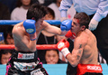 ボクシング、WBA世界フライ級タイトルマッチ12回戦が27日、川崎のとどろきアリーナ（Todoroki Arena）で行われ、同級9位の黒田雅之（Masayuki Kuroda）は、王者フアン・カルロス・レベコ（Juan Carlos Reveco、アルゼンチン）に判定の末0-3（111-117、111-117、112-116）で敗れた。

フアン・カルロス・レベコ（右）と対戦する黒田雅之（2013年2月27日撮影）。(c)AFP/KAZUHIRO NOGI