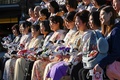 東京都内の神田明神で行われた「アイボの七五三」で自身のアイボを手にして記念撮影に臨む参加者（2021年11月12日撮影）。(c)Kazuhiro NOGI / AFP