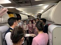 乗客の受け入れ準備をするHO1340便のクルー（2020年1月28日撮影、提供写真）。(c)東方新報