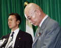 2007年9月3日、農林水産省で開いた記者会見で頭を下げる遠藤武彦（Takehiko Endo）農水大臣。(c)AFP/Yoshikazu TSUNO