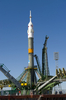 国際宇宙ステーション（International Space Station、ISS）の滞在クルー3人を乗せた、ロシアの宇宙船「ソユーズTMA-15（Soyuz TMA-15）」が27日午後4時34分（日本時間同日午後7時34分）、カザフスタンのバイコヌール（Baikonur）宇宙基地で打ち上げられる。この打ち上げで、ISSの滞在クルーはこれまでの倍の6人となる。ソユーズは29日にISSとドッキングする予定となっている。

　今回、ソユーズに搭乗するのは、ベルギー人のフランク・ディベナ（Frank De Winne）飛行士、カナダ人のロバート・サースク（Robert Thirsk）飛行士、ロシア人のロマン・ロマネンコ（Roman Romanenko）飛行士。3人は、若田光一（Koichi Wakata）飛行士、ロシア人のゲナディ・パダルカ（Gennady Padalka）飛行士、米国人のマイケル・バラット（Michael Barratt）飛行士とISSで合流する。

　写真は、欧州宇宙機関（European Space Agency、ESA）が公開した、バイコヌール宇宙基地の発射台に設置されたソユーズTMA-15（2009年5月25日撮影）。(c)AFP/ESA/STEPHANE CORVAJA