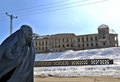 2008年2月1日、アフガニスタンの首都カブール（Kabul）で、内戦で破壊されたダルラマン宮殿（Darlaman Palace）前を通り過ぎるブルカ姿の女性。(c)AFP/SHAH Marai
