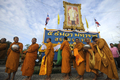 タイのプミポン・アドゥンヤデート（Bhumibol Adulyadej）国王は5日、84歳の誕生日を迎え、長期入院中のバンコク（Bangkok）の病院から一時王宮に戻り、祝賀式典に出席した。式典終了後、プミポン国王は病院に戻った。

写真は、タイ南部ナラティワート（Narathiwat）県で行われた国王誕生日の祝賀行事で、托鉢を行う仏僧（2011年12月5日撮影）。(c)AFP/MADAREE TOHLALA