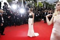 南仏カンヌ（Cannes）で開催中の第66回カンヌ国際映画祭（Cannes Film Festival）で16日、「ある視点」部門に出品されたソフィア・コッポラ（Sofia Coppola）監督作『The Bling Ring』の公式上映が行われた。同作は、2009年、ロサンゼルス（Los Angeles）で10代の若者たちがオーランド・ブルーム（Orlando Bloom）やリンジー・ローハン（Lindsay Lohan）らセレブの自宅を狙って空き巣に入った一連の事件をベースにしている。犯人の1人を演じた英女優エマ・ワトソン（Emma Watson）は「ハリー・ポッター（Harry Potter）」のハーマイオニー（Hermione）役として有名だが、本作で今どきの若者を演じるため、カーダシアン一家やパリス・ヒルトン（Paris Hilton）らが出演するリアリティー番組を何時間も見たという。写真は、レッドカーペットに登場したワトソン（2013年5月16日撮影）。(c)AFP/VALERY HACHE