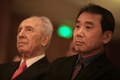 「エルサレム賞（Jerusalem Prize）」授賞式で、シモン・ペレス（Shimon Peres）イスラエル大統領の隣に座る作家の村上春樹（Haruki Murakami）さん（2009年2月15日撮影）。(c)AFP/JINI/MAYA LEVIN