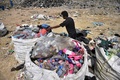 タイ・チェンマイのごみ廃棄場で、再生可能プラスチックを集める男性（2020年6月5日撮影）。(c)Lillian SUWANRUMPHA / AFP